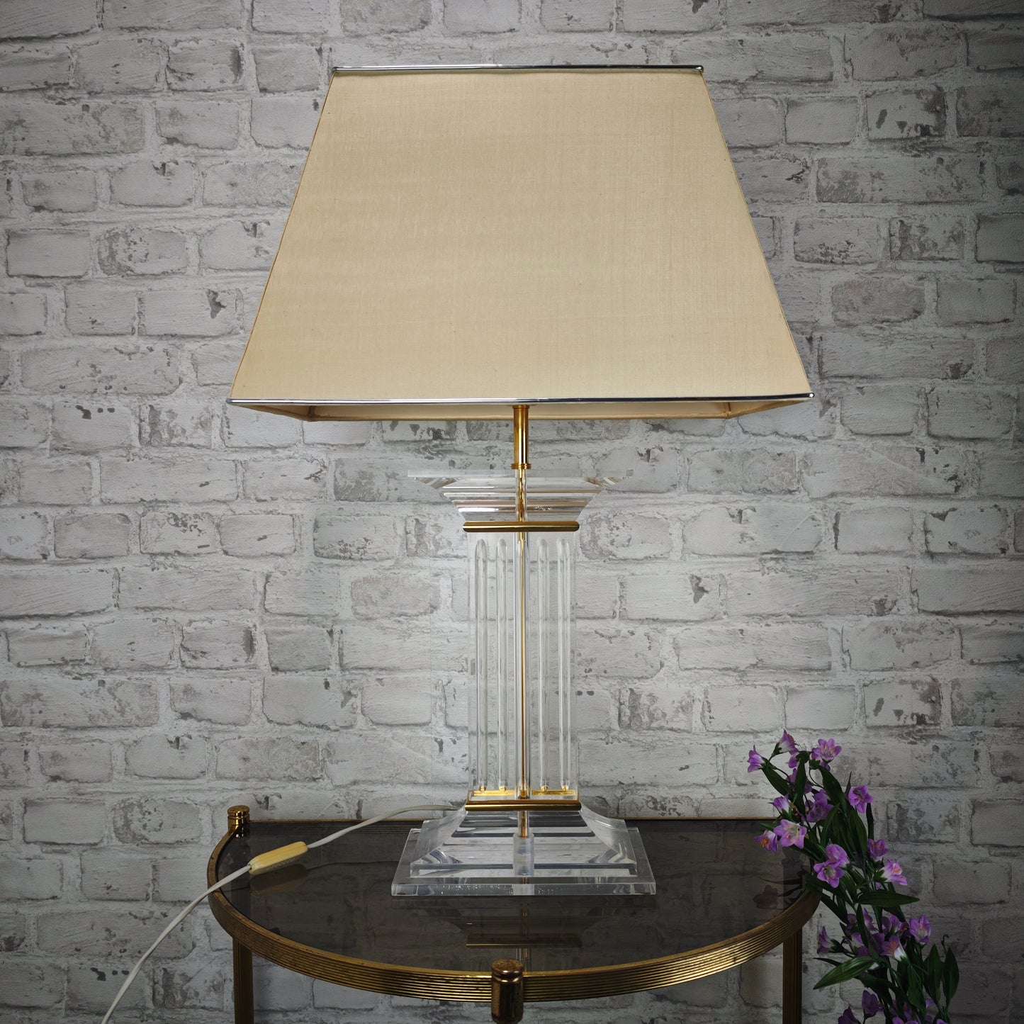 Vintage Tischlampe Acrylsäule mit Schirm 80er Jahre Art Deco Hollywood Regency Lucite Leuchte Acryl Glas Optik mit Goldakzenten