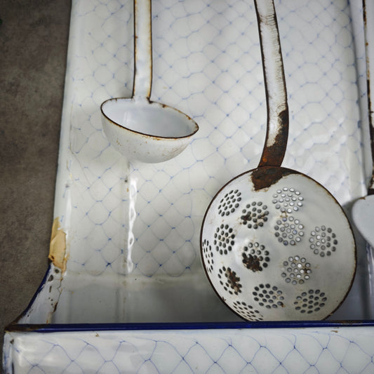 Emaille Löffelbrett mit Küchenutensilien weiß blau Netzmuster Schaumkelle Pfannenwender Vintage Landhaus Deko