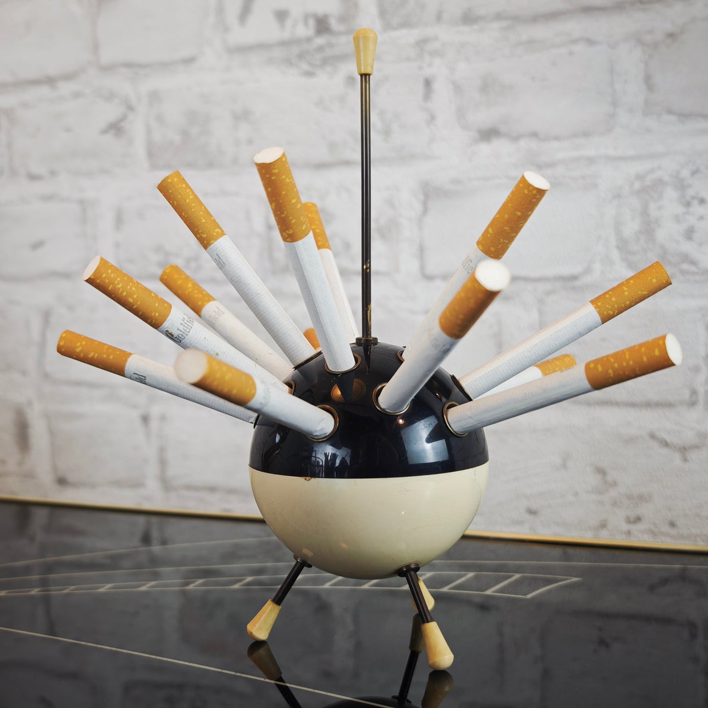 Sputnik Zigarettenhalter Kugel schwarz weiß Tripod Space Age Midcentury 50er Jahre
