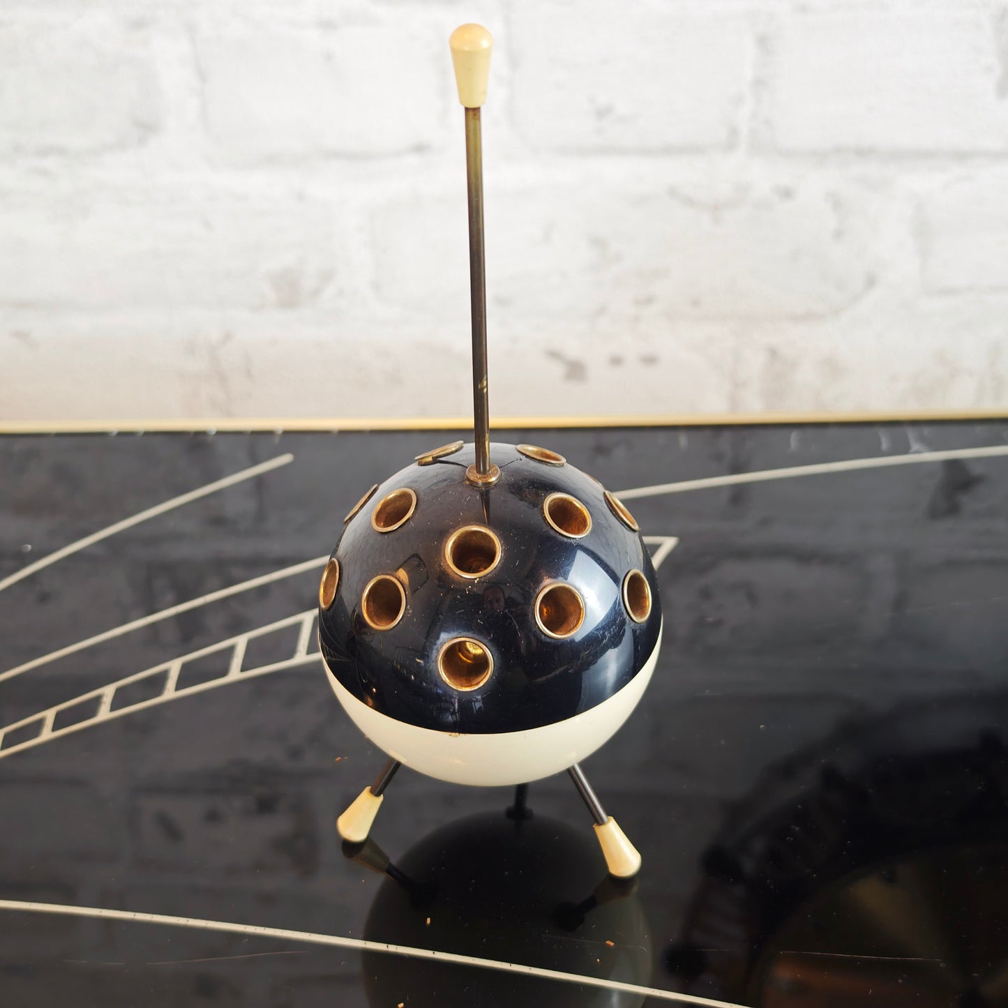 Sputnik Zigarettenhalter Kugel schwarz weiß Tripod Space Age Midcentury 50er Jahre