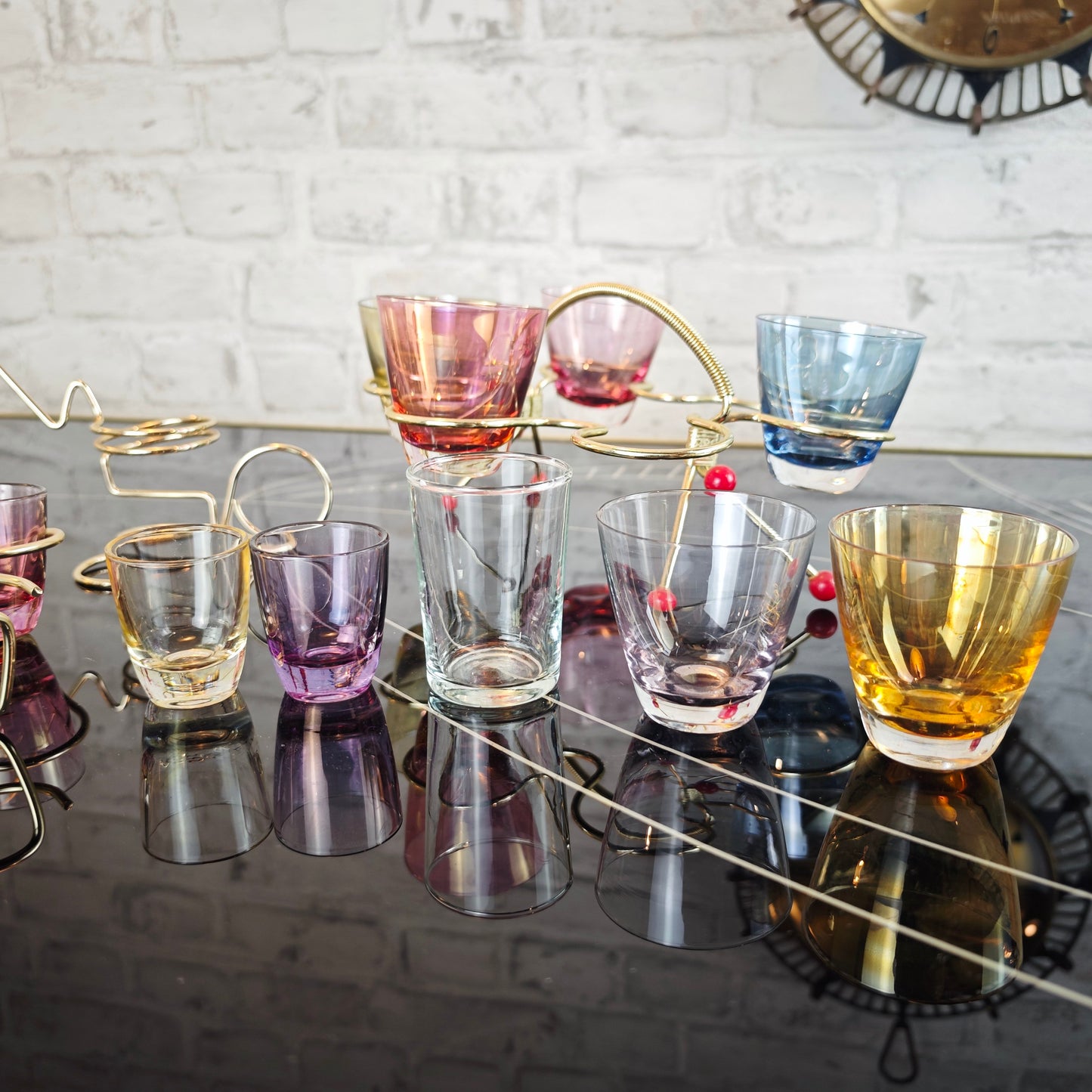 Midcentury Party Set 50er Jahre rote Kugel Schnapsgläser Schwenker Brezelhalter Messing Retro
