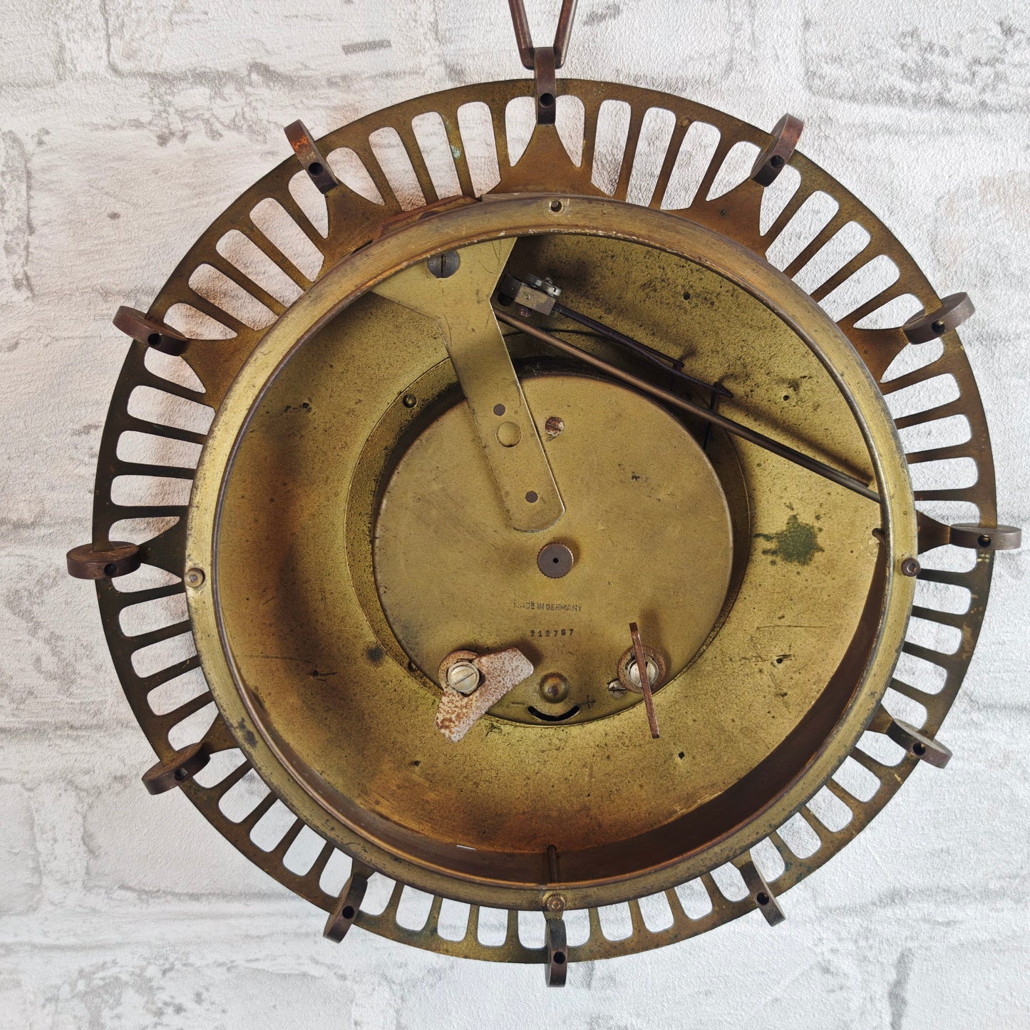Atlanta Wanduhr 50er Jahre mechanisch Messing Wandpendeluhr Midcentury Sputnik Space Age Schlaguhr