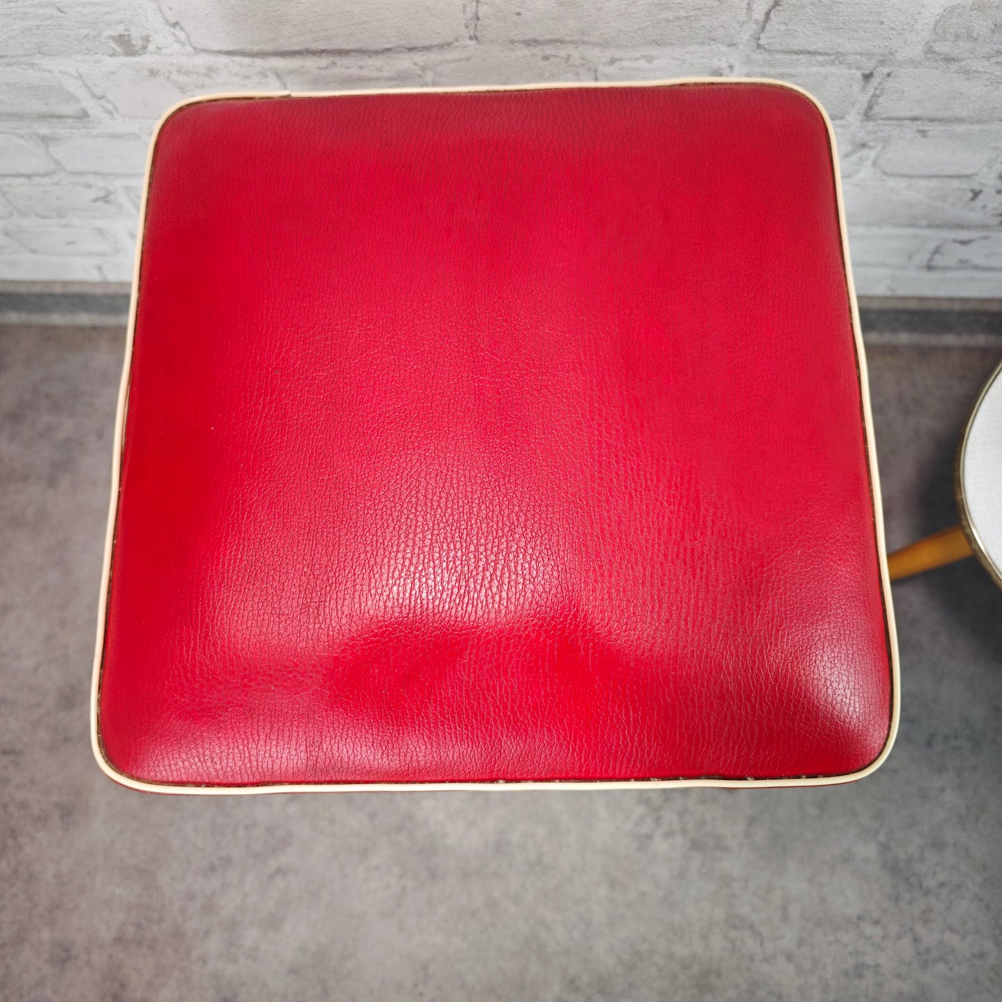 Midcentury Hocker rot Kunstleder 50er Jahre Holzbeine quadratisch Vintage Sitzhocker Space Age Rockabilly Retro Möbel