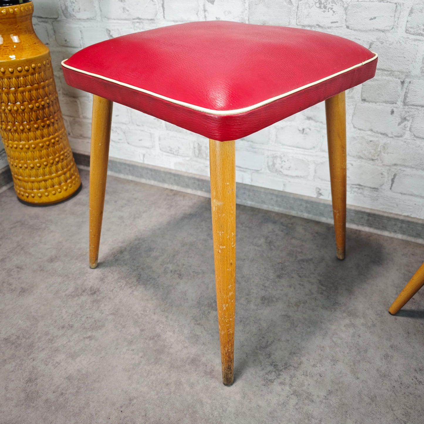 Midcentury Hocker rot Kunstleder 50er Jahre Holzbeine quadratisch Vintage Sitzhocker Space Age Rockabilly Retro Möbel