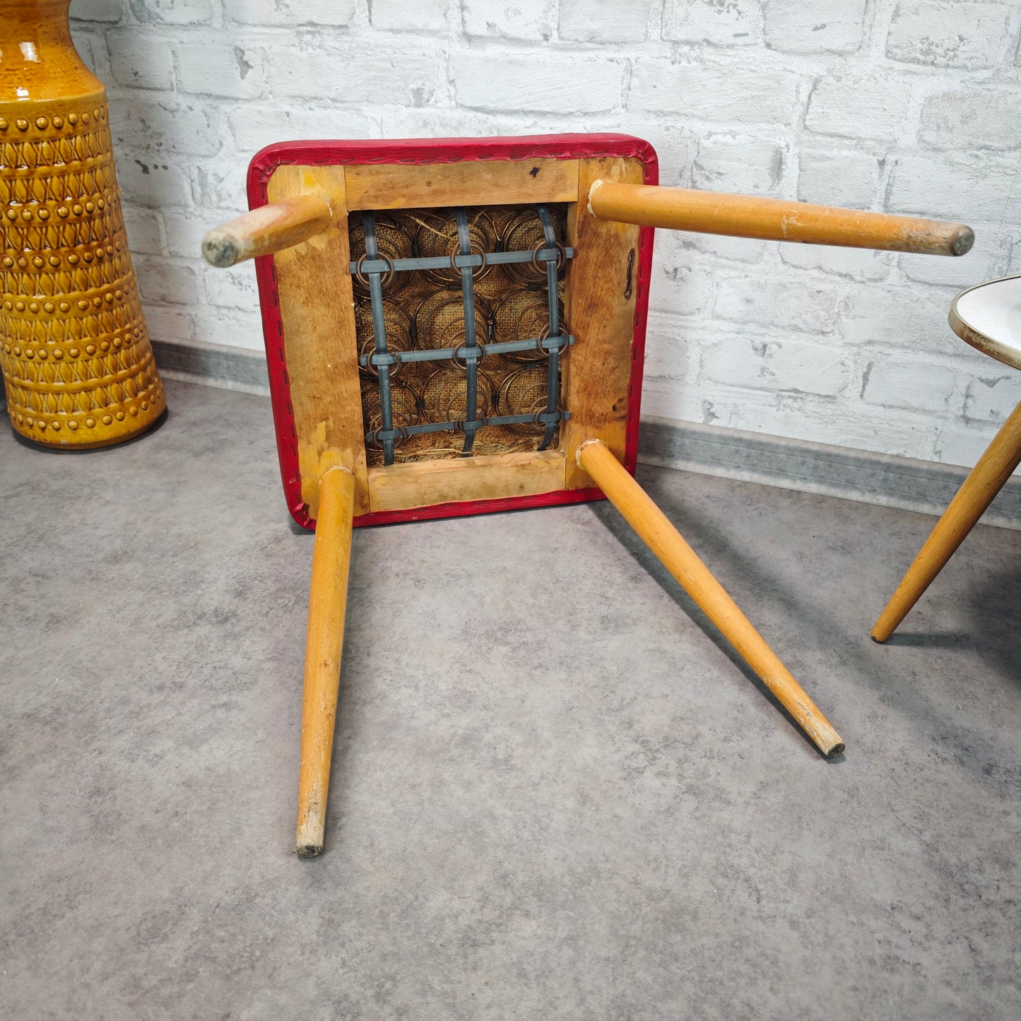 Midcentury Hocker rot Kunstleder 50er Jahre Holzbeine quadratisch Vintage Sitzhocker Space Age Rockabilly Retro Möbel