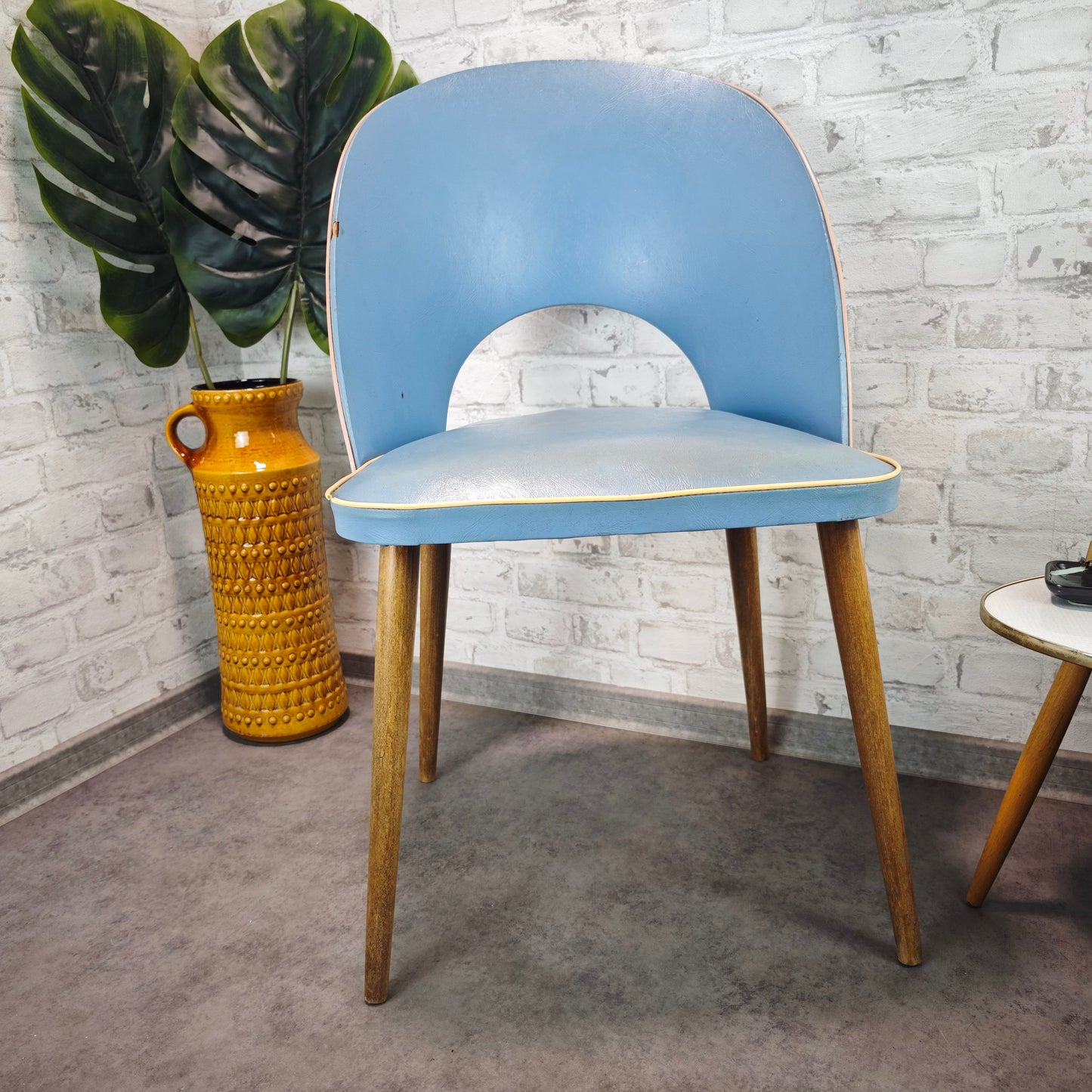 Midcentury Stuhl hellblau 50er Jahre Vintage Retro Wohnzimmerstuhl Kunstleder Holzbeine Atomic Age Nostalgie