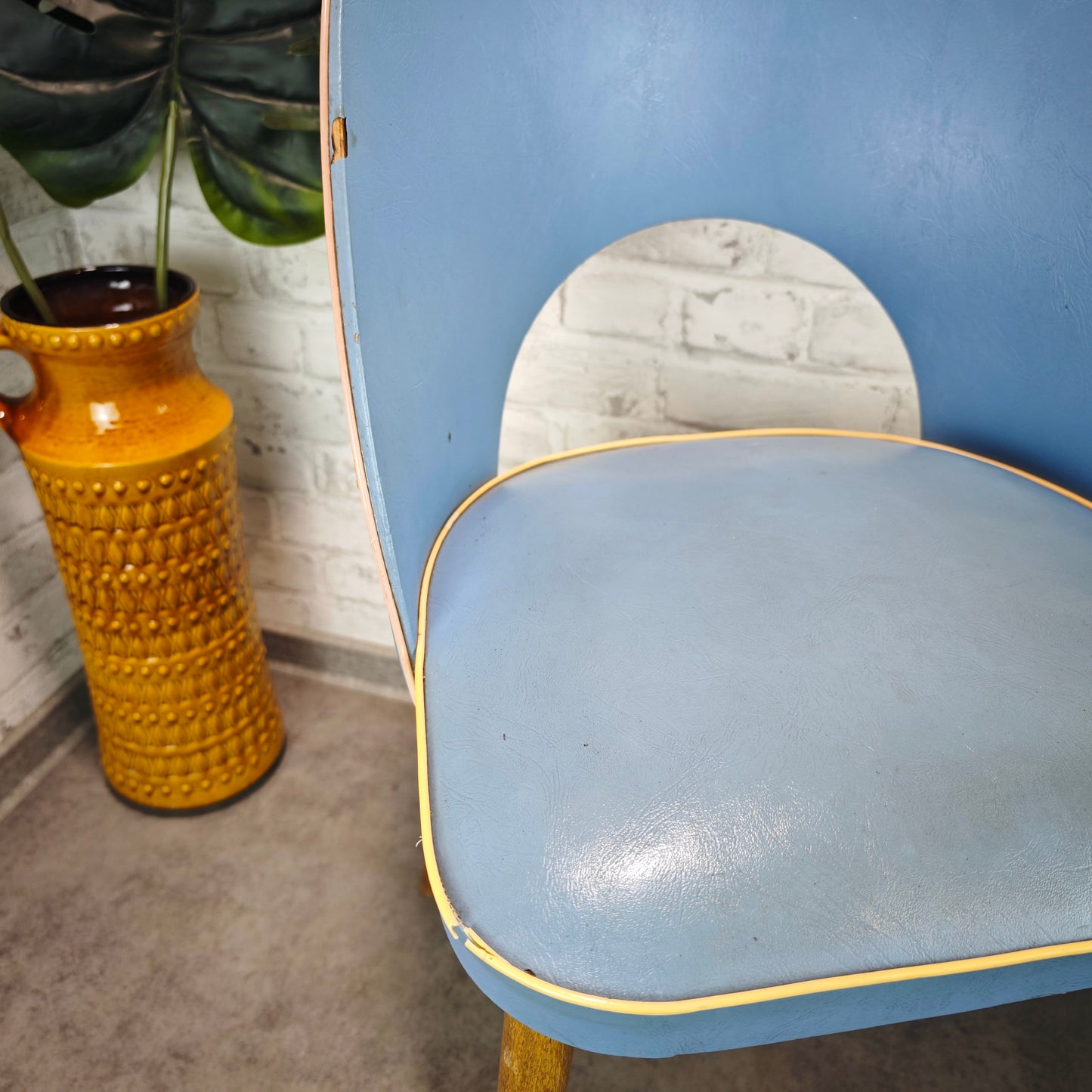 Midcentury Stuhl hellblau 50er Jahre Vintage Retro Wohnzimmerstuhl Kunstleder Holzbeine Atomic Age Nostalgie