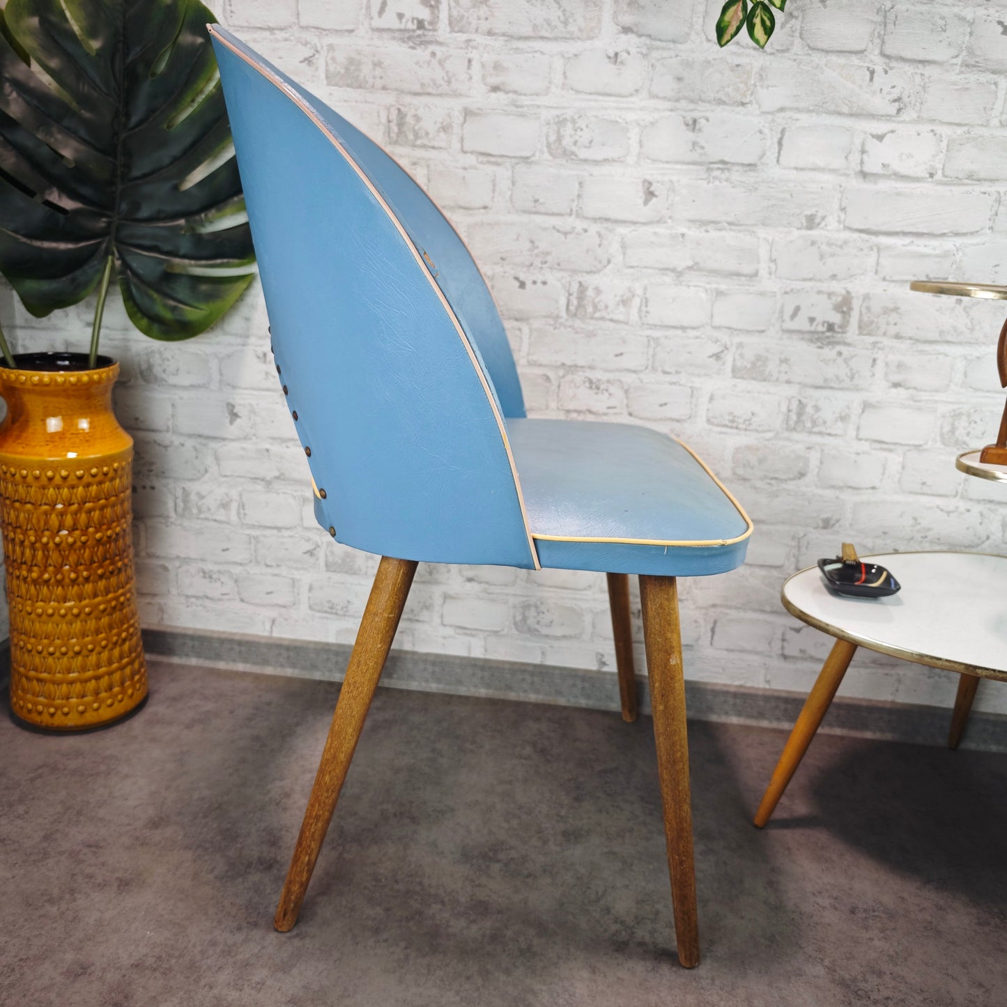 Midcentury Stuhl hellblau 50er Jahre Vintage Retro Wohnzimmerstuhl Kunstleder Holzbeine Atomic Age Nostalgie