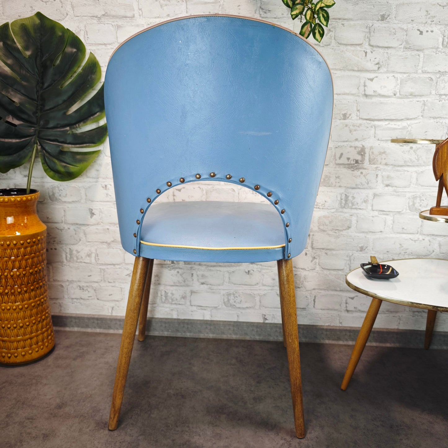 Midcentury Stuhl hellblau 50er Jahre Vintage Retro Wohnzimmerstuhl Kunstleder Holzbeine Atomic Age Nostalgie