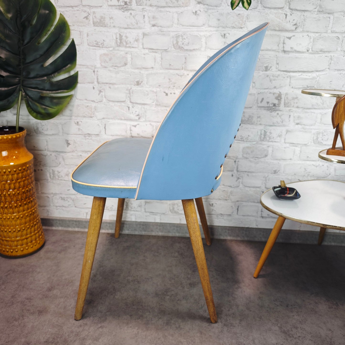Midcentury Stuhl hellblau 50er Jahre Vintage Retro Wohnzimmerstuhl Kunstleder Holzbeine Atomic Age Nostalgie