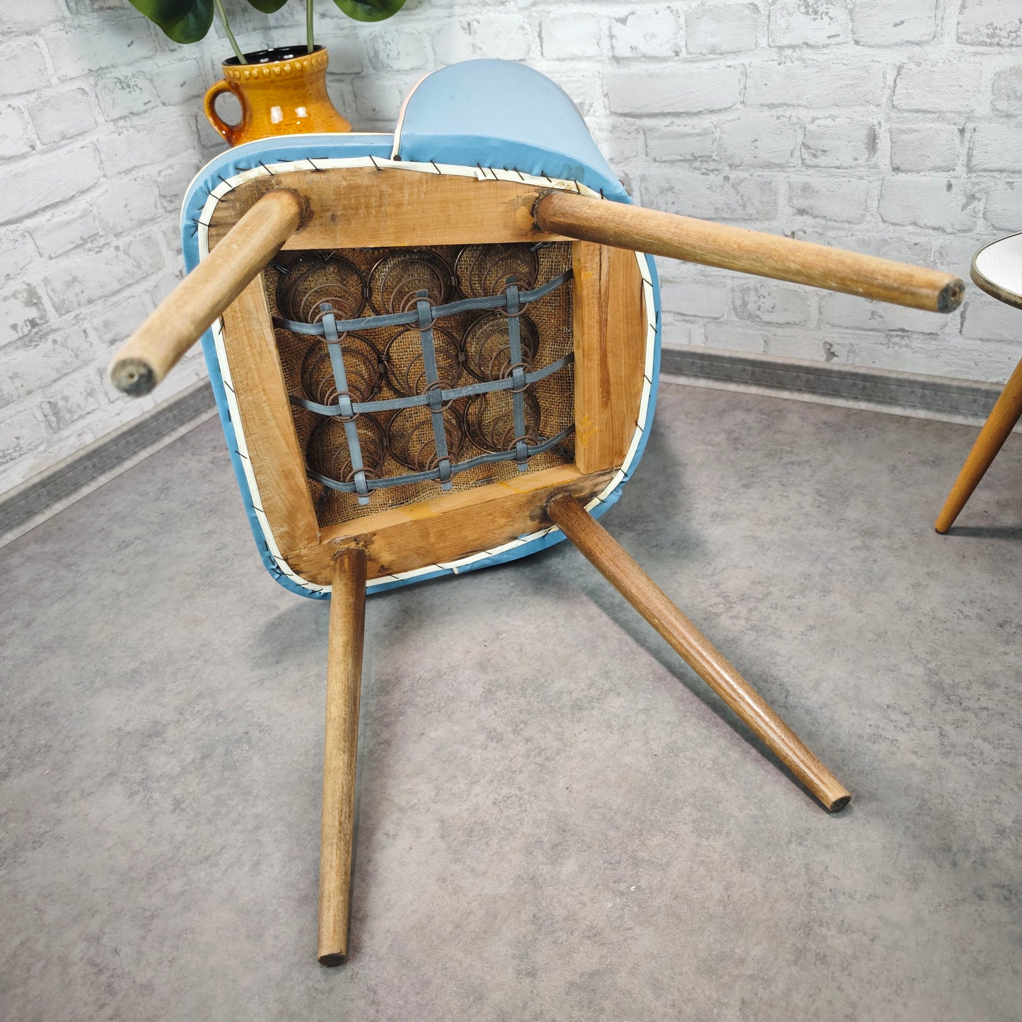 Midcentury Stuhl hellblau 50er Jahre Vintage Retro Wohnzimmerstuhl Kunstleder Holzbeine Atomic Age Nostalgie
