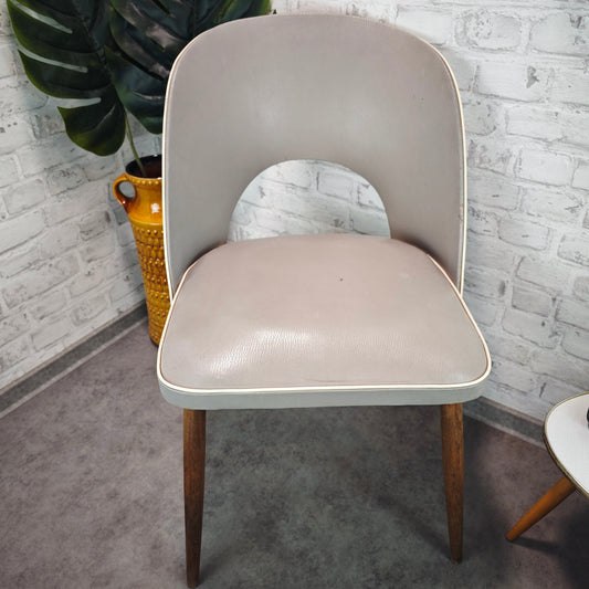 Midcentury Stuhl grau Kunstleder 50er Jahre Vintage Retro Industrial Loft Skandi Atomic Age Stuhl Holzbeine