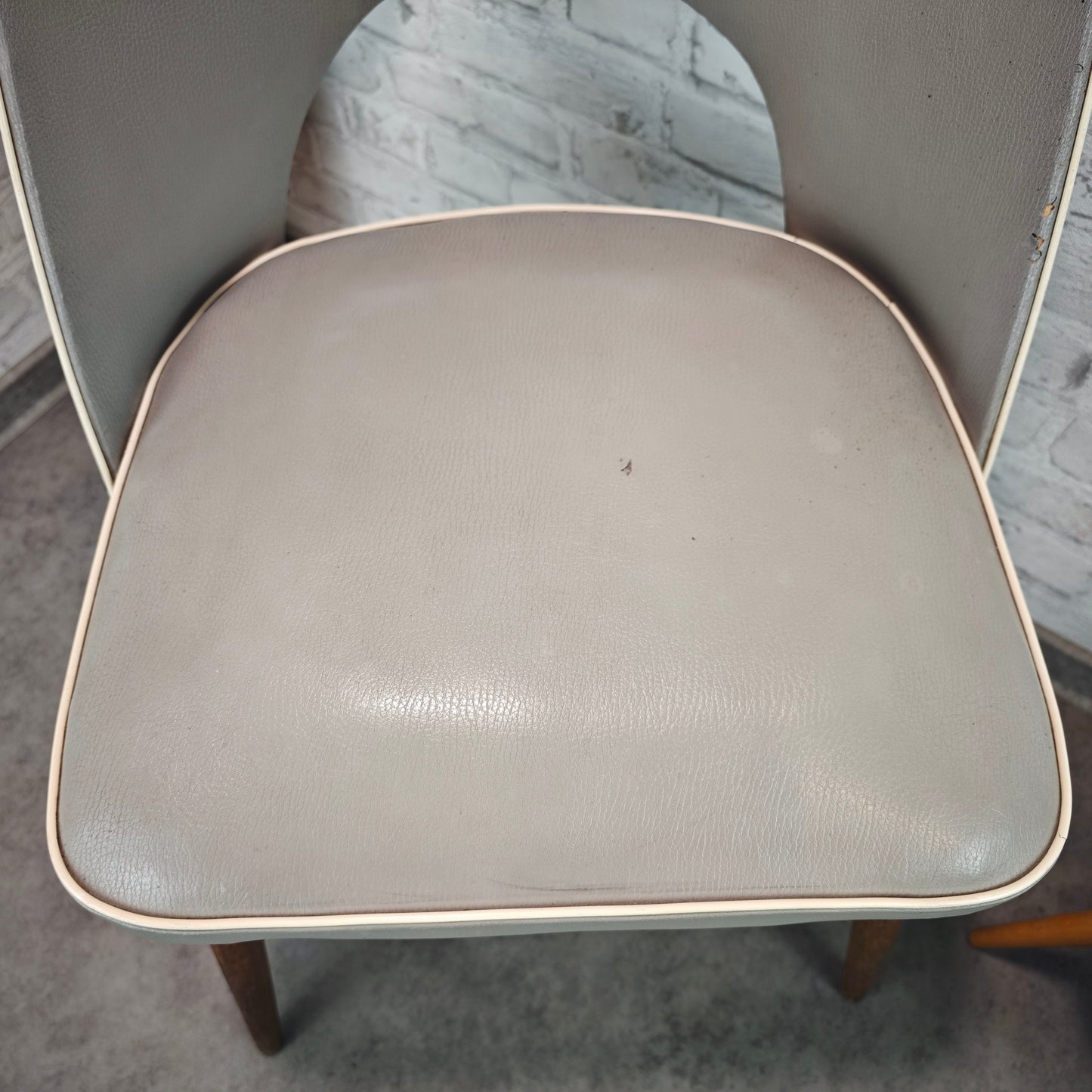 Midcentury Stuhl grau Kunstleder 50er Jahre Vintage Retro Industrial Loft Skandi Atomic Age Stuhl Holzbeine