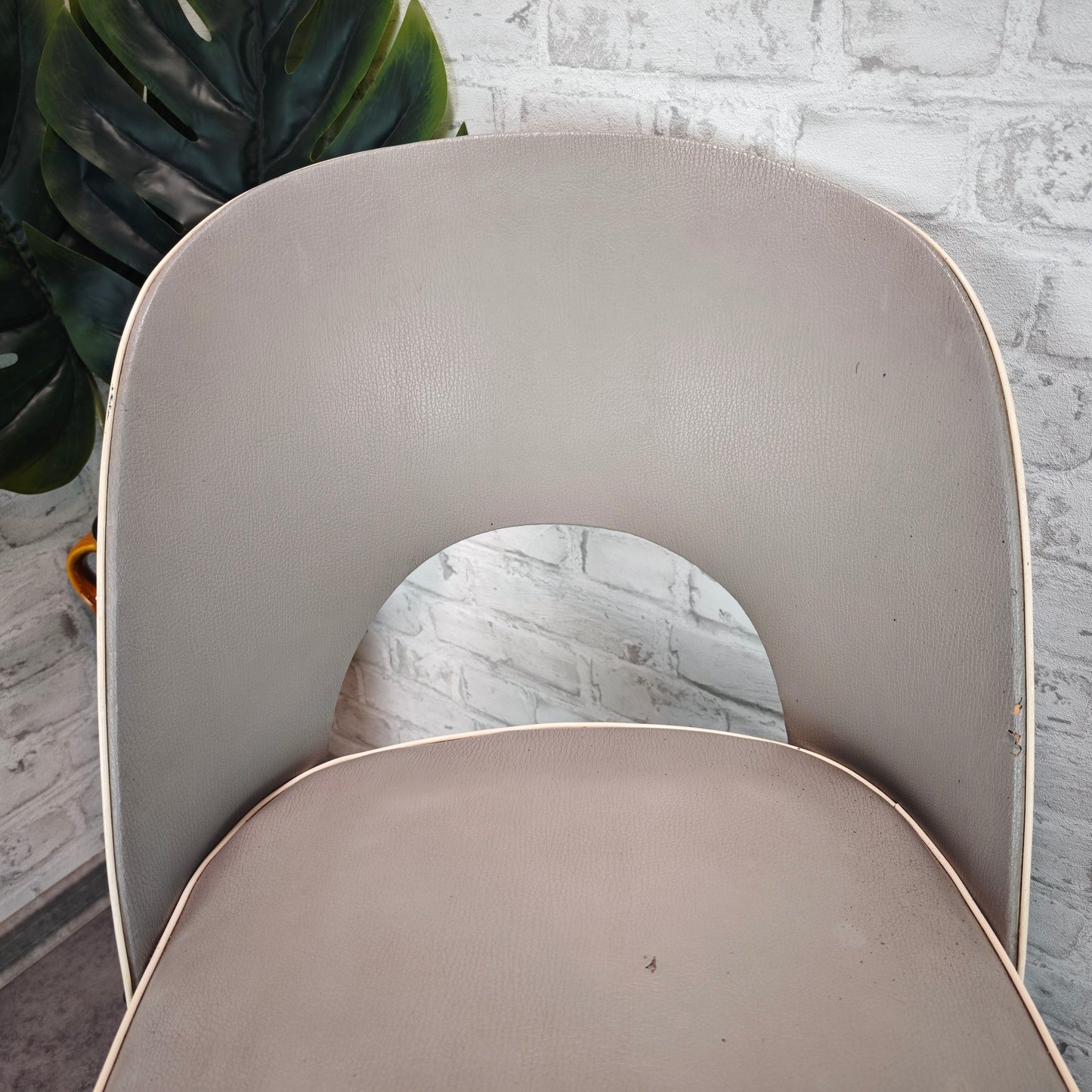Midcentury Stuhl grau Kunstleder 50er Jahre Vintage Retro Industrial Loft Skandi Atomic Age Stuhl Holzbeine