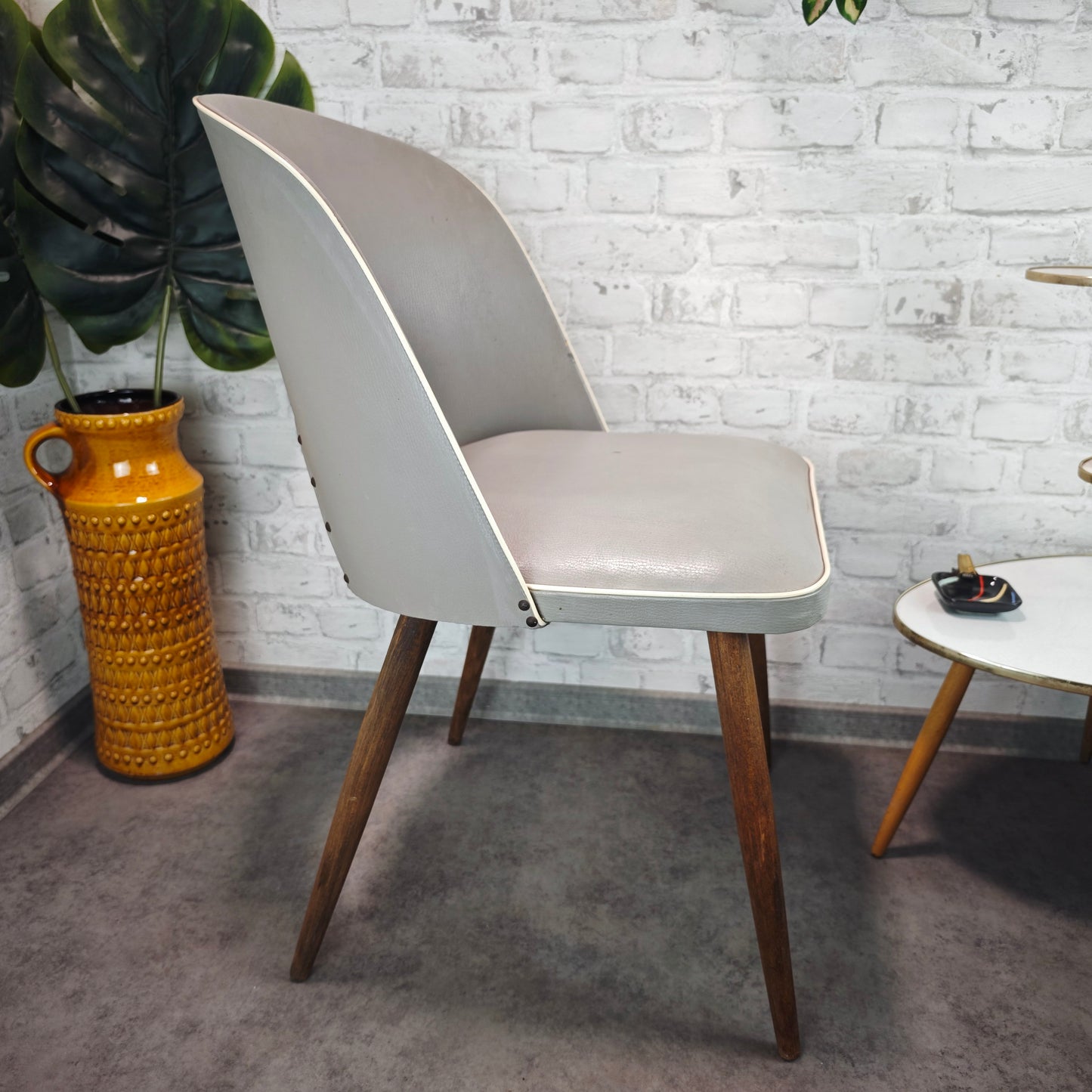 Midcentury Stuhl grau Kunstleder 50er Jahre Vintage Retro Industrial Loft Skandi Atomic Age Stuhl Holzbeine