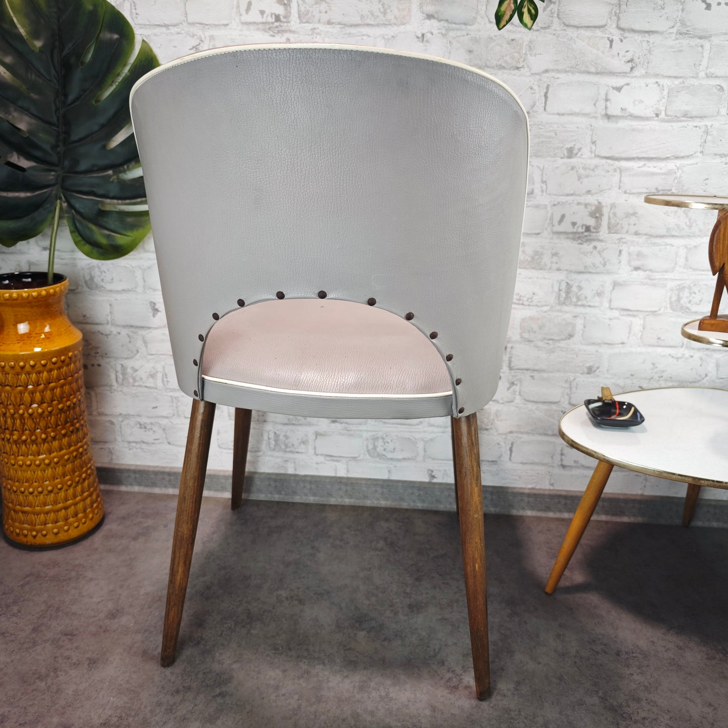 Midcentury Stuhl grau Kunstleder 50er Jahre Vintage Retro Industrial Loft Skandi Atomic Age Stuhl Holzbeine