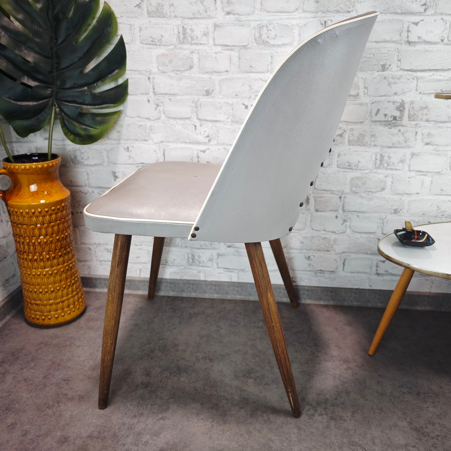 Midcentury Stuhl grau Kunstleder 50er Jahre Vintage Retro Industrial Loft Skandi Atomic Age Stuhl Holzbeine