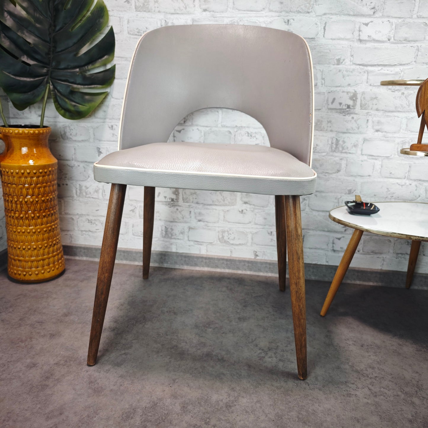 Midcentury Stuhl grau Kunstleder 50er Jahre Vintage Retro Industrial Loft Skandi Atomic Age Stuhl Holzbeine