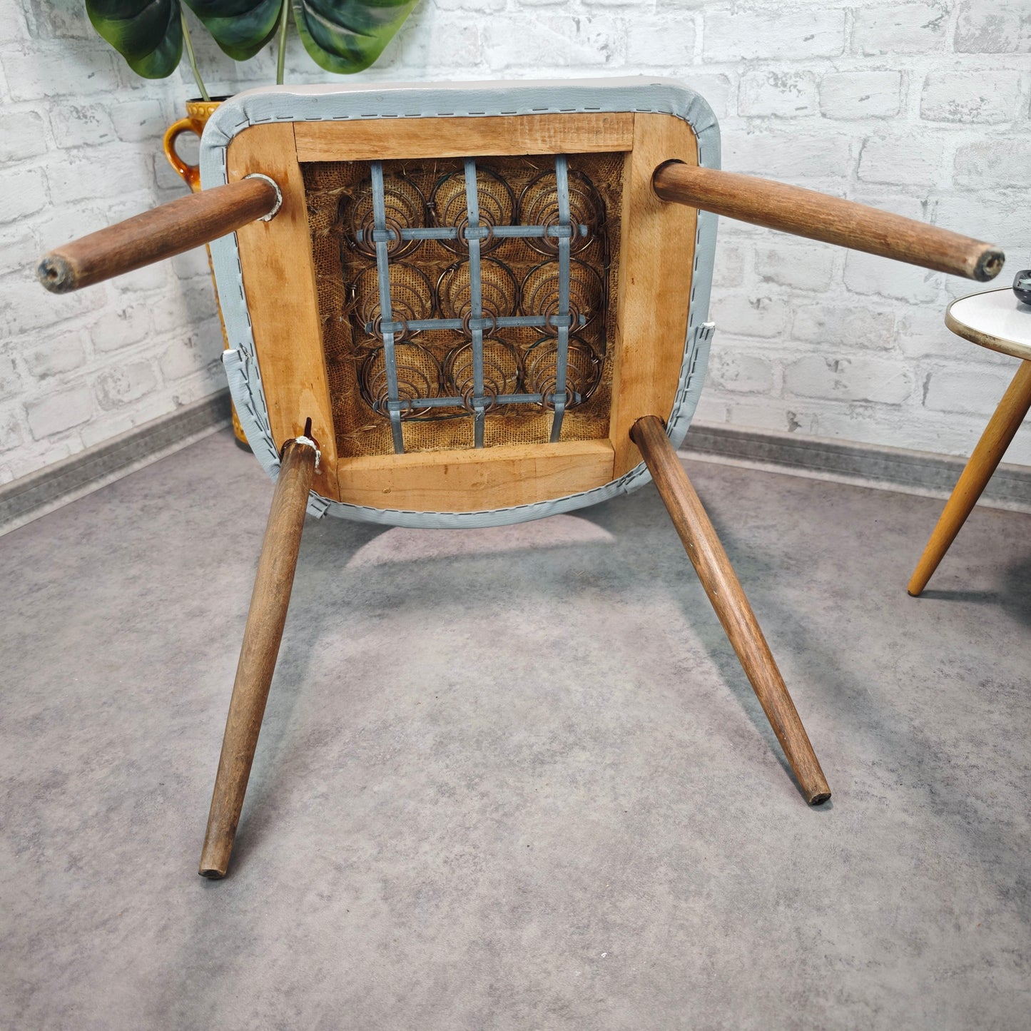Midcentury Stuhl grau Kunstleder 50er Jahre Vintage Retro Industrial Loft Skandi Atomic Age Stuhl Holzbeine