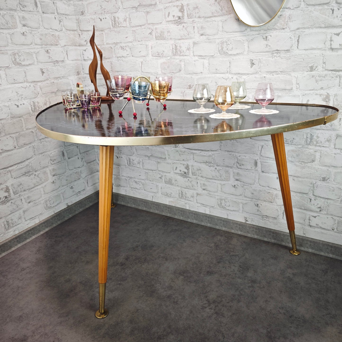 Midcentury Nierentisch schwarz Marmoroptik 50er Jahre Dreibein Messingrand Holzbeine Space Age Rockabilly