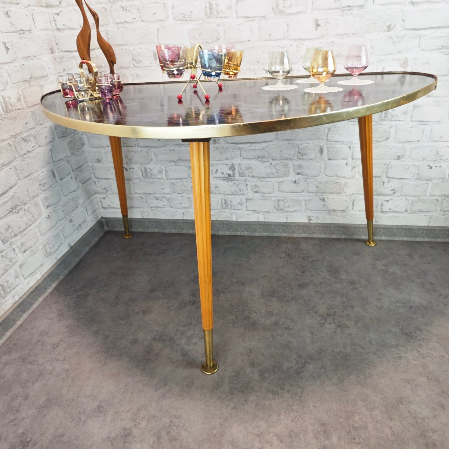 Midcentury Nierentisch schwarz Marmoroptik 50er Jahre Dreibein Messingrand Holzbeine Space Age Rockabilly