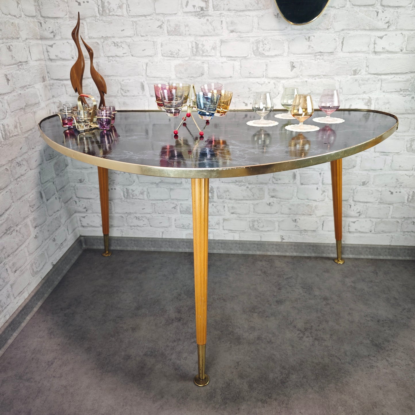 Midcentury Nierentisch schwarz Marmoroptik 50er Jahre Dreibein Messingrand Holzbeine Space Age Rockabilly