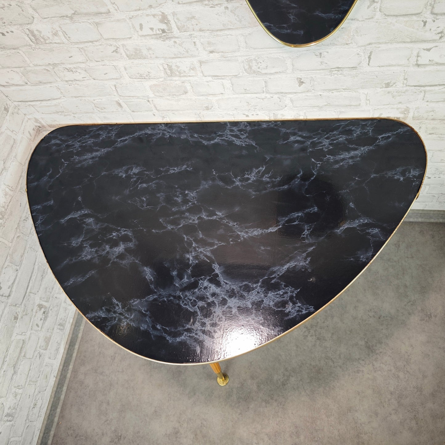 Midcentury Nierentisch schwarz Marmoroptik 50er Jahre Dreibein Messingrand Holzbeine Space Age Rockabilly