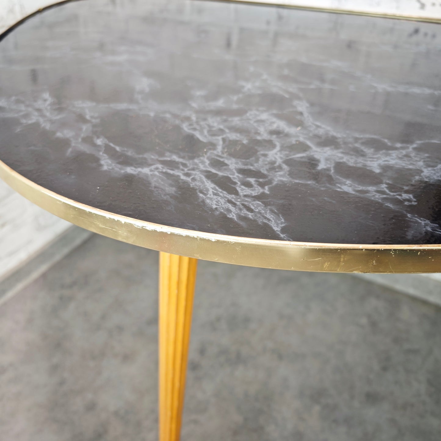 Midcentury Nierentisch schwarz Marmoroptik 50er Jahre Dreibein Messingrand Holzbeine Space Age Rockabilly