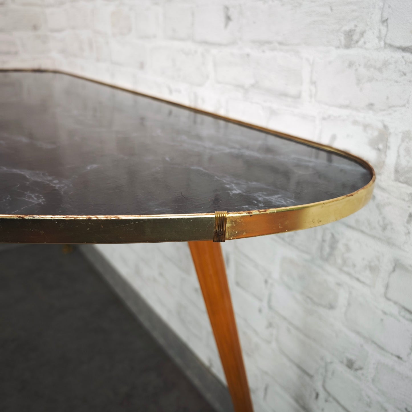 Midcentury Nierentisch schwarz Marmoroptik 50er Jahre Dreibein Messingrand Holzbeine Space Age Rockabilly