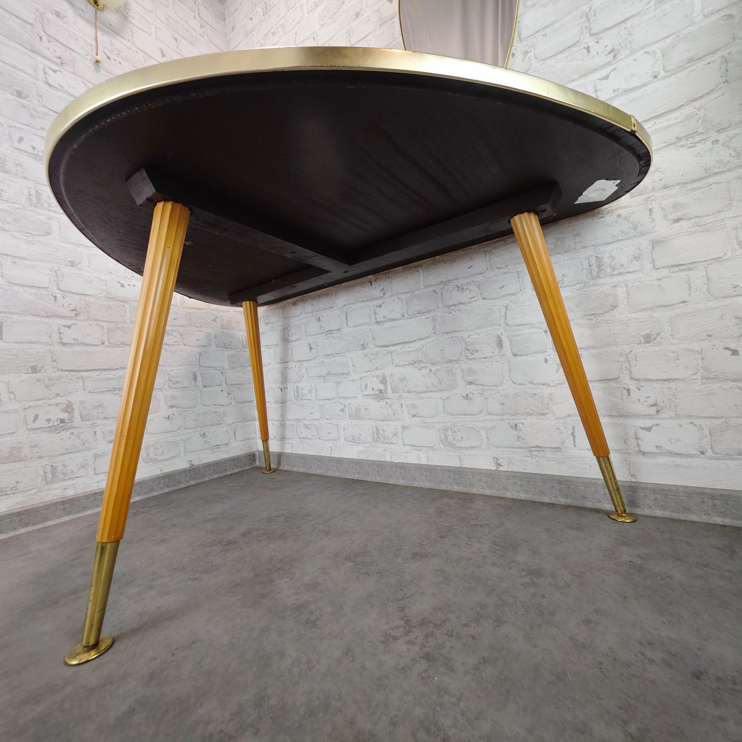 Midcentury Nierentisch schwarz Marmoroptik 50er Jahre Dreibein Messingrand Holzbeine Space Age Rockabilly