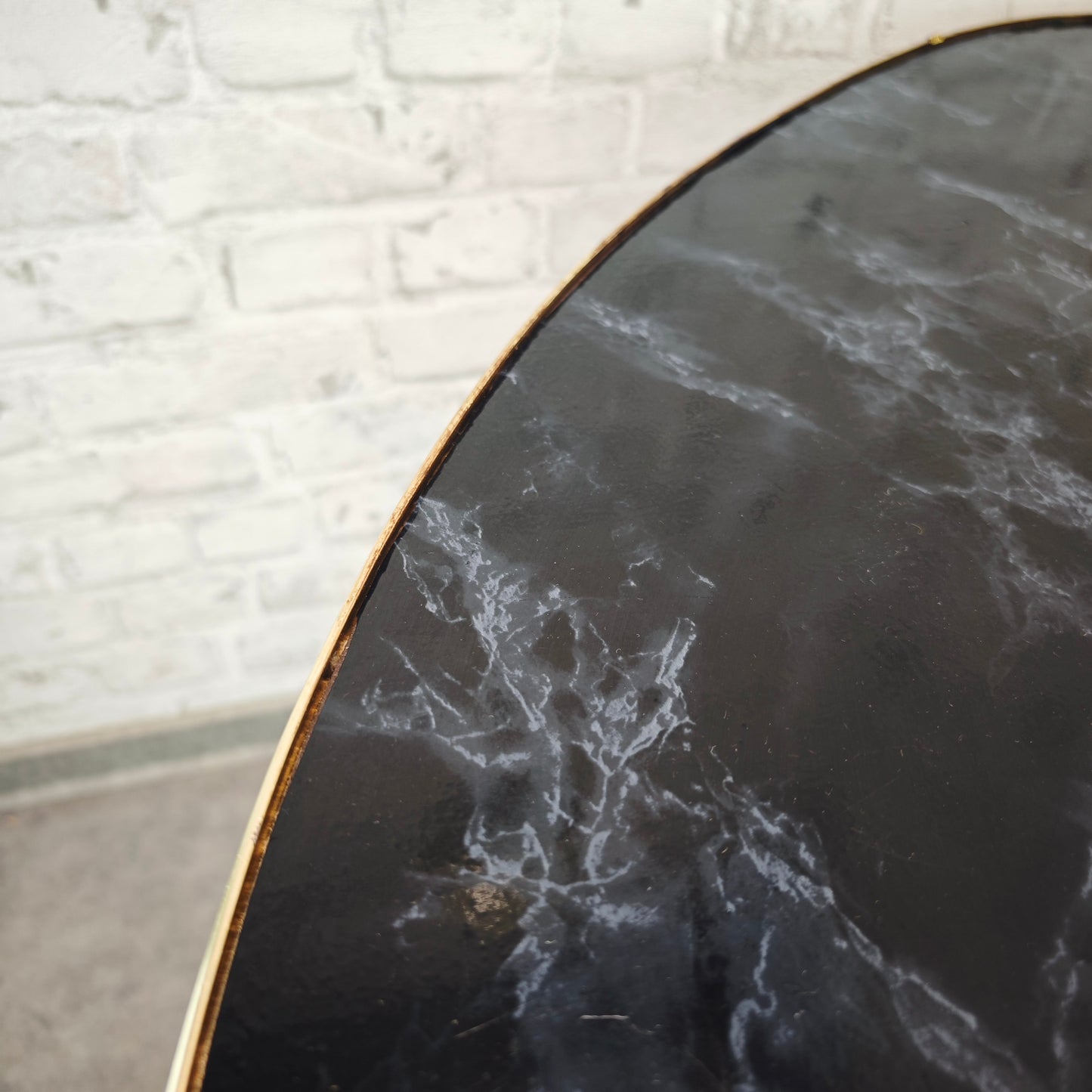 Midcentury Nierentisch schwarz Marmoroptik 50er Jahre Dreibein Messingrand Holzbeine Space Age Rockabilly