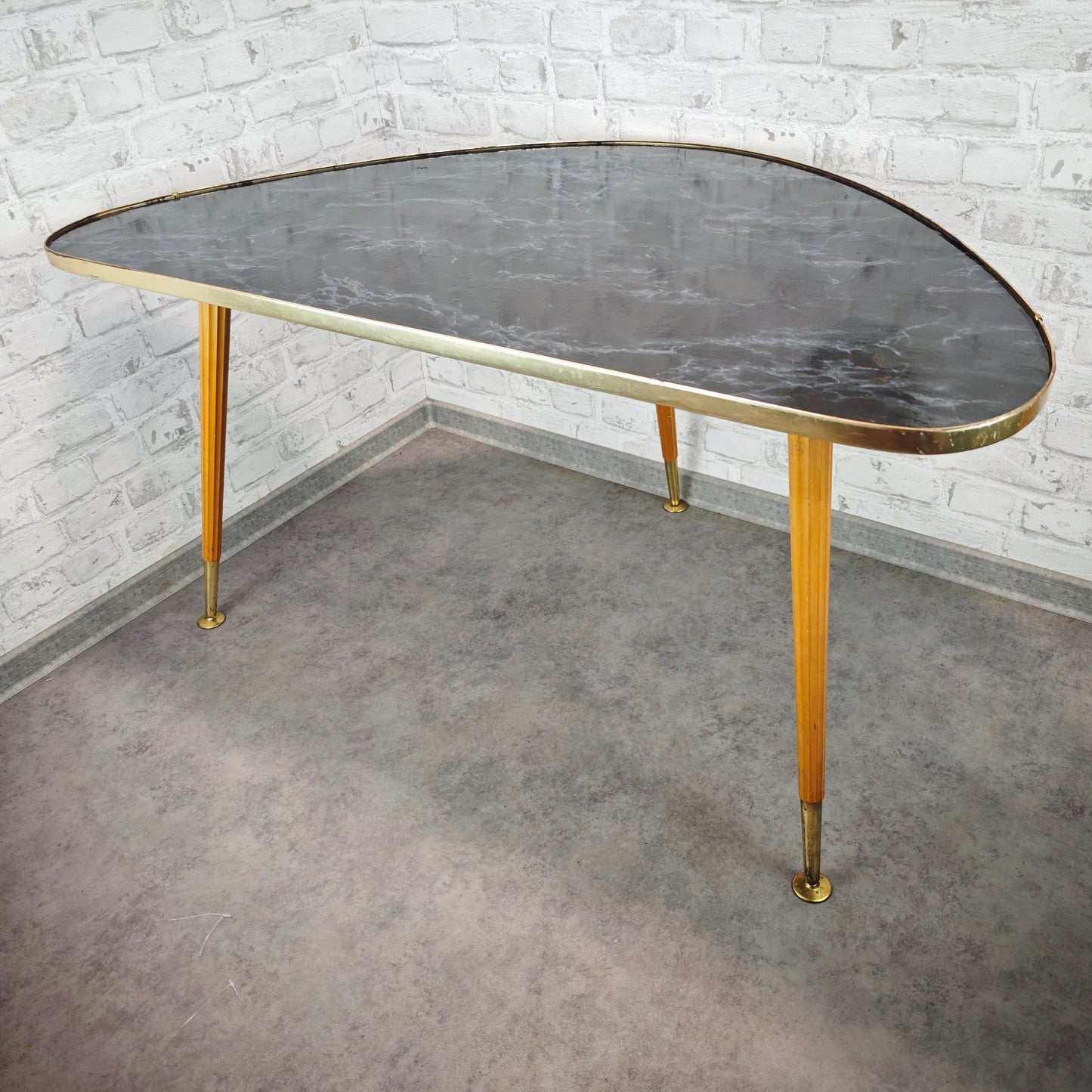 Midcentury Nierentisch schwarz Marmoroptik 50er Jahre Dreibein Messingrand Holzbeine Space Age Rockabilly