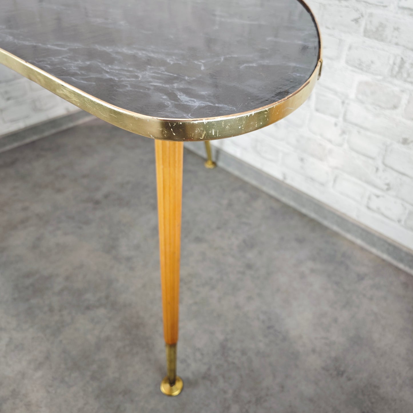 Midcentury Nierentisch schwarz Marmoroptik 50er Jahre Dreibein Messingrand Holzbeine Space Age Rockabilly