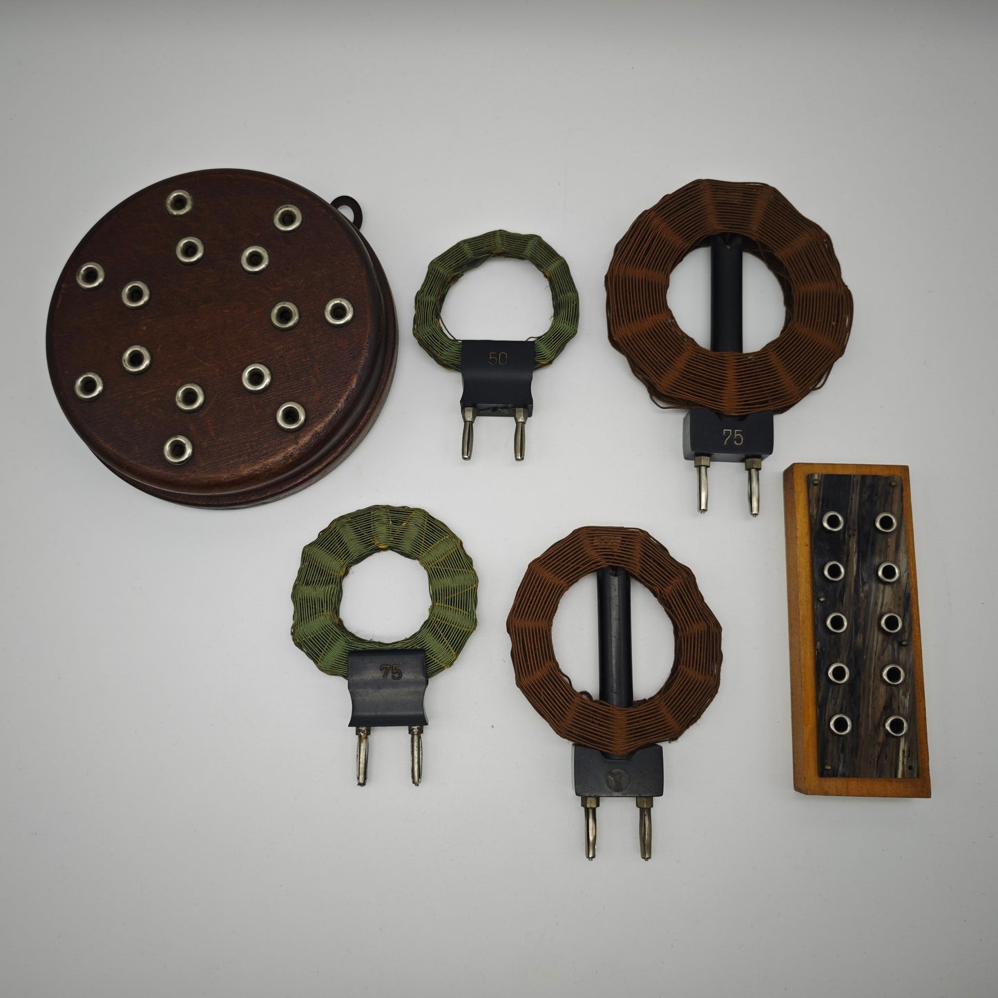 Wabenspulen Set mit C.J. Vogel Spulen und Holzsockel Kristall Detektor Radio Zubehör 1920er Technik Sammlung