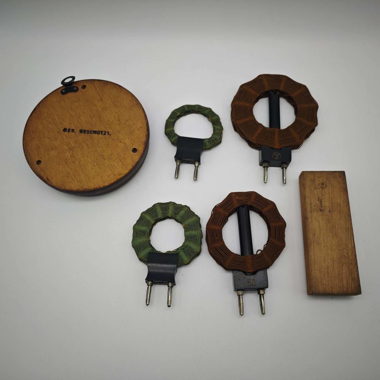 Wabenspulen Set mit C.J. Vogel Spulen und Holzsockel Kristall Detektor Radio Zubehör 1920er Technik Sammlung