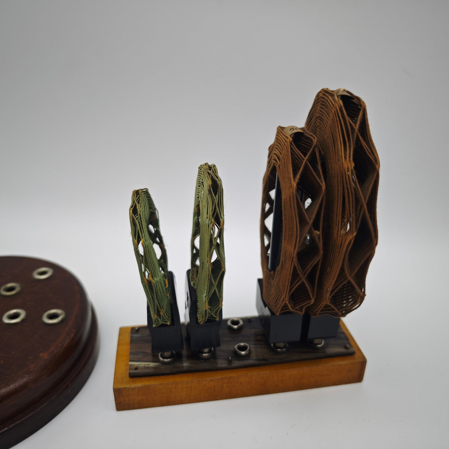 Wabenspulen Set mit C.J. Vogel Spulen und Holzsockel Kristall Detektor Radio Zubehör 1920er Technik Sammlung