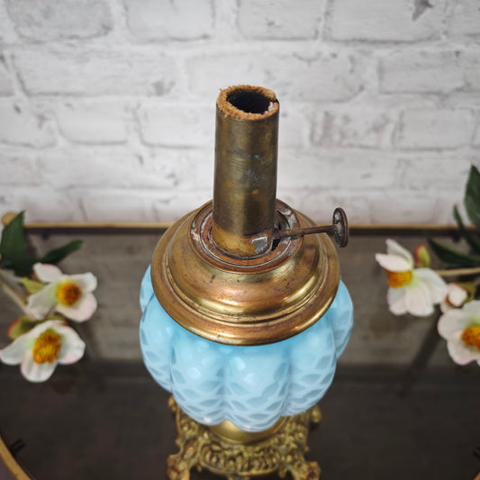 Petroleumlampe blau weiß Glas Wabenstruktur Messingfuß Kosmos Brenner