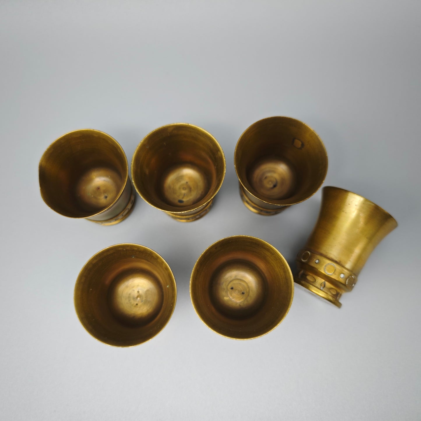 6x Messing Schnapsgläser Grabenkunst Wehrmacht Patrone Hülsen 2. Weltkrieg Becher Set WK 2