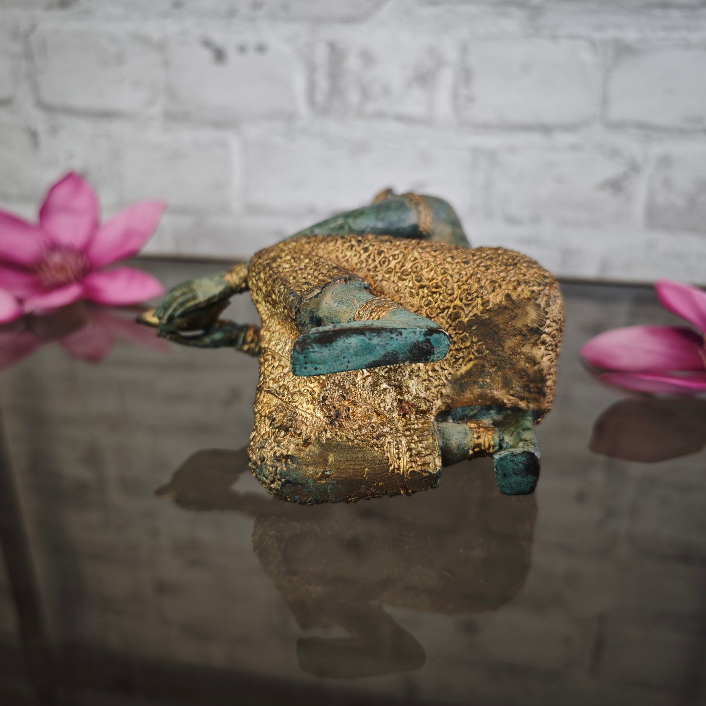 Kniende Deva Statue mit Muschel Bronze Patina 23 cm Metallguss Apsara inspiriert Meditation Yoga Raum Tempelfigur spirituelle Deko