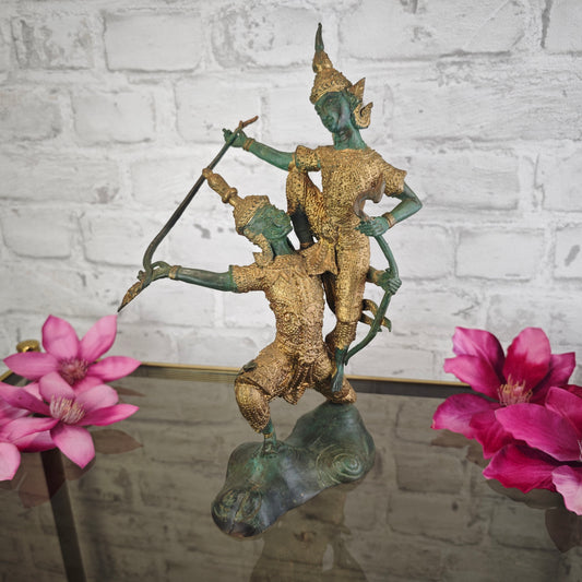 Bronze Figur Ramayana Kriegerpaar mit stilisierten Waffen Thailand Messing Patina 30 cm mythologische Kampf Szene Meditation Yoga Deko