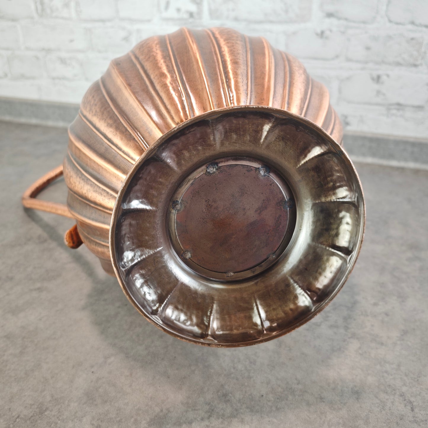 Midcentury Kupfer Bodenvase mit Henkel SKS Hammered Copper Pitcher 52 cm Kaminvase Maximalismus Vintage