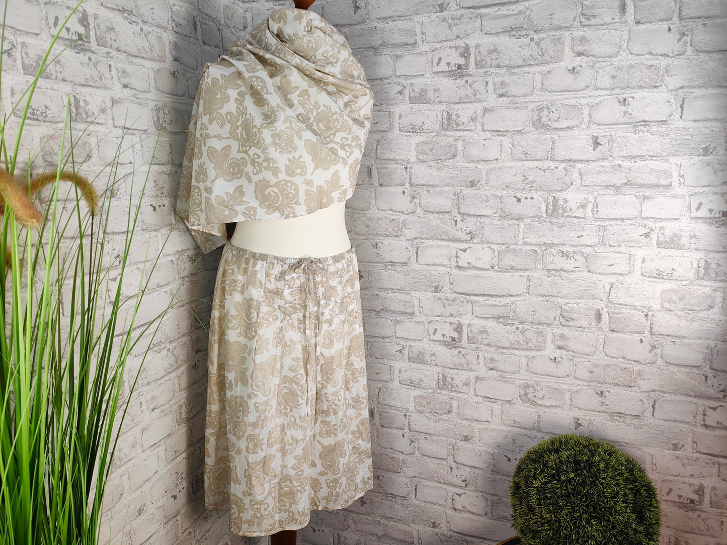 Ensemble de 2 pièces jupe d'été à motifs coton blanc beige et écharpe assortie garde-robe de vacances motif floral écharpe légère jupe fleurs style d'été ensemble combinaison de vêtements