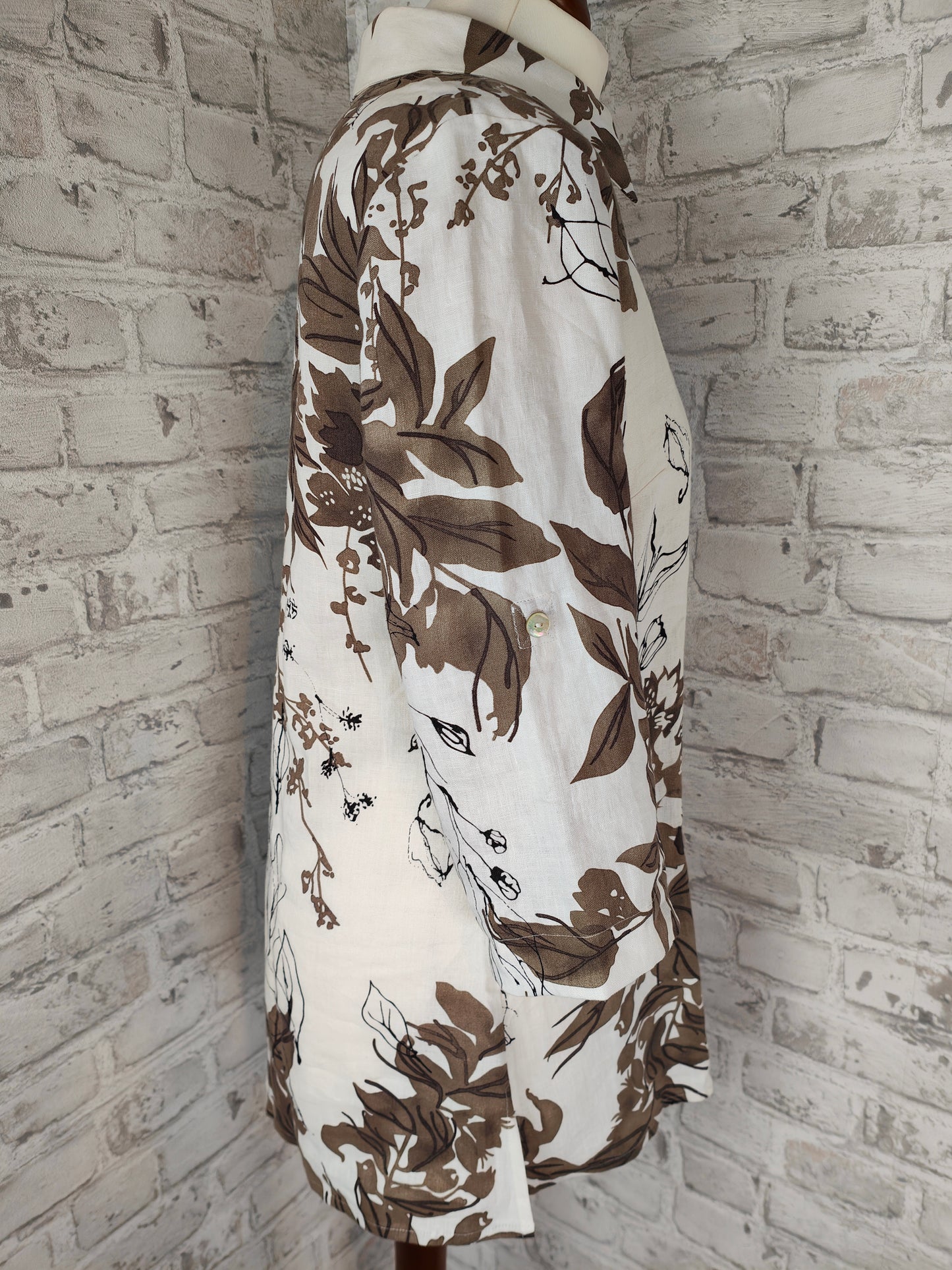 Ensemble 2 pièces chemisier et jupe en lin, élégant, boutons en nacre, motif feuilles, beige, blanc, gris, taupe, neutre, jupe midi, costume d'été