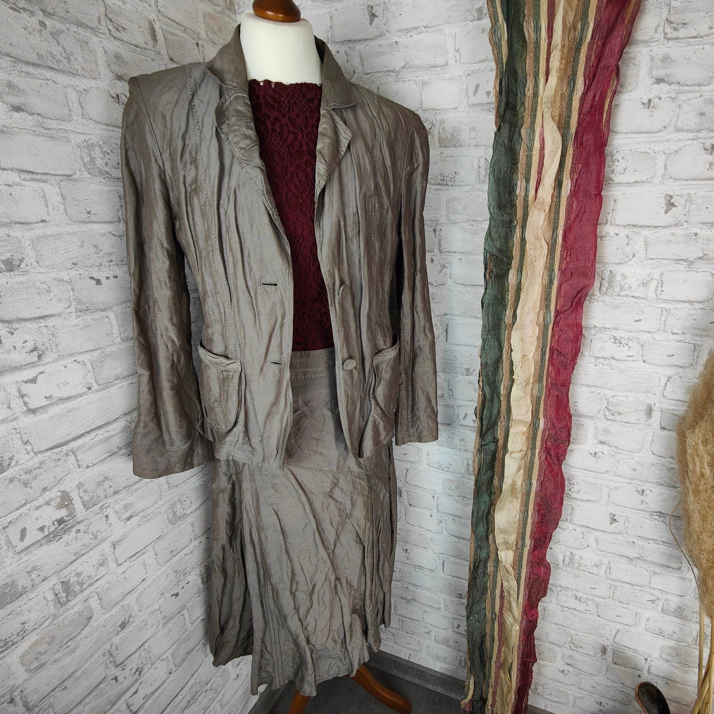 Ensemble de 4 pièces jupe et blazer au look écrasé de Betty Barclay & foulard en soie Gudrun Grenz & haut Esprit dentelle couleurs d'automne kaki argent gris chatoyant baie style affaires vêtements combinaison de look complet