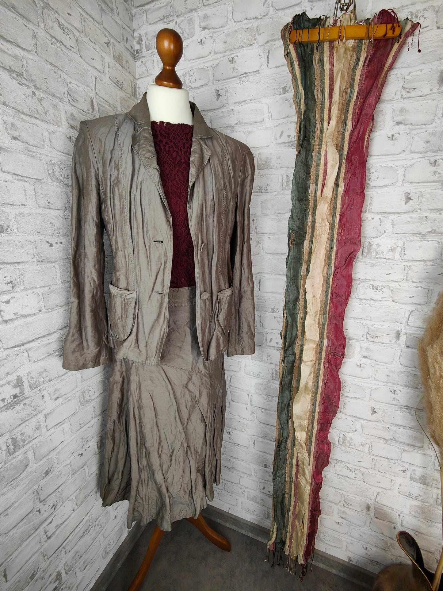 Ensemble de 4 pièces jupe et blazer au look écrasé de Betty Barclay & foulard en soie Gudrun Grenz & haut Esprit dentelle couleurs d'automne kaki argent gris chatoyant baie style affaires vêtements combinaison de look complet
