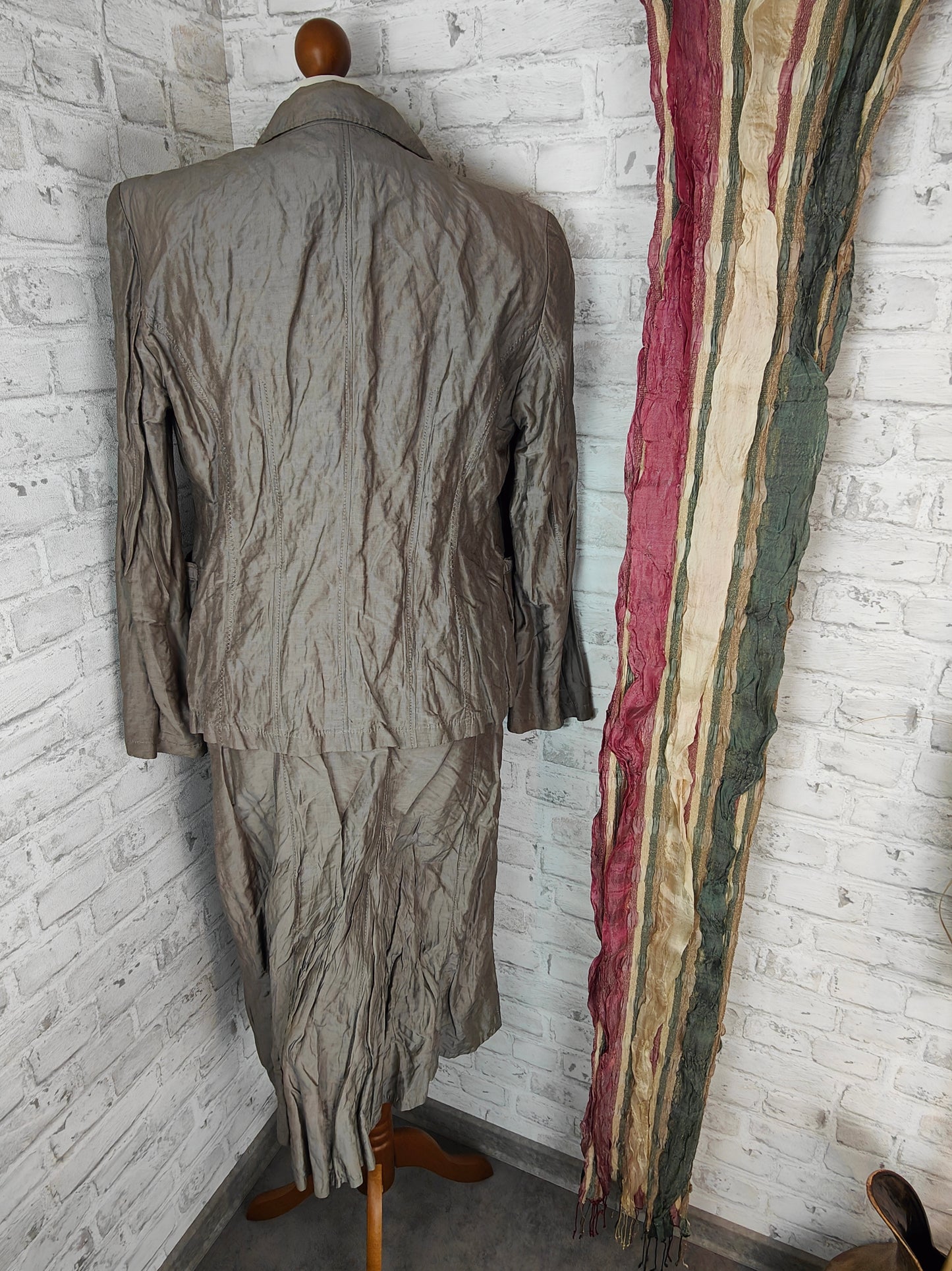 Ensemble de 4 pièces jupe et blazer au look écrasé de Betty Barclay & foulard en soie Gudrun Grenz & haut Esprit dentelle couleurs d'automne kaki argent gris chatoyant baie style affaires vêtements combinaison de look complet