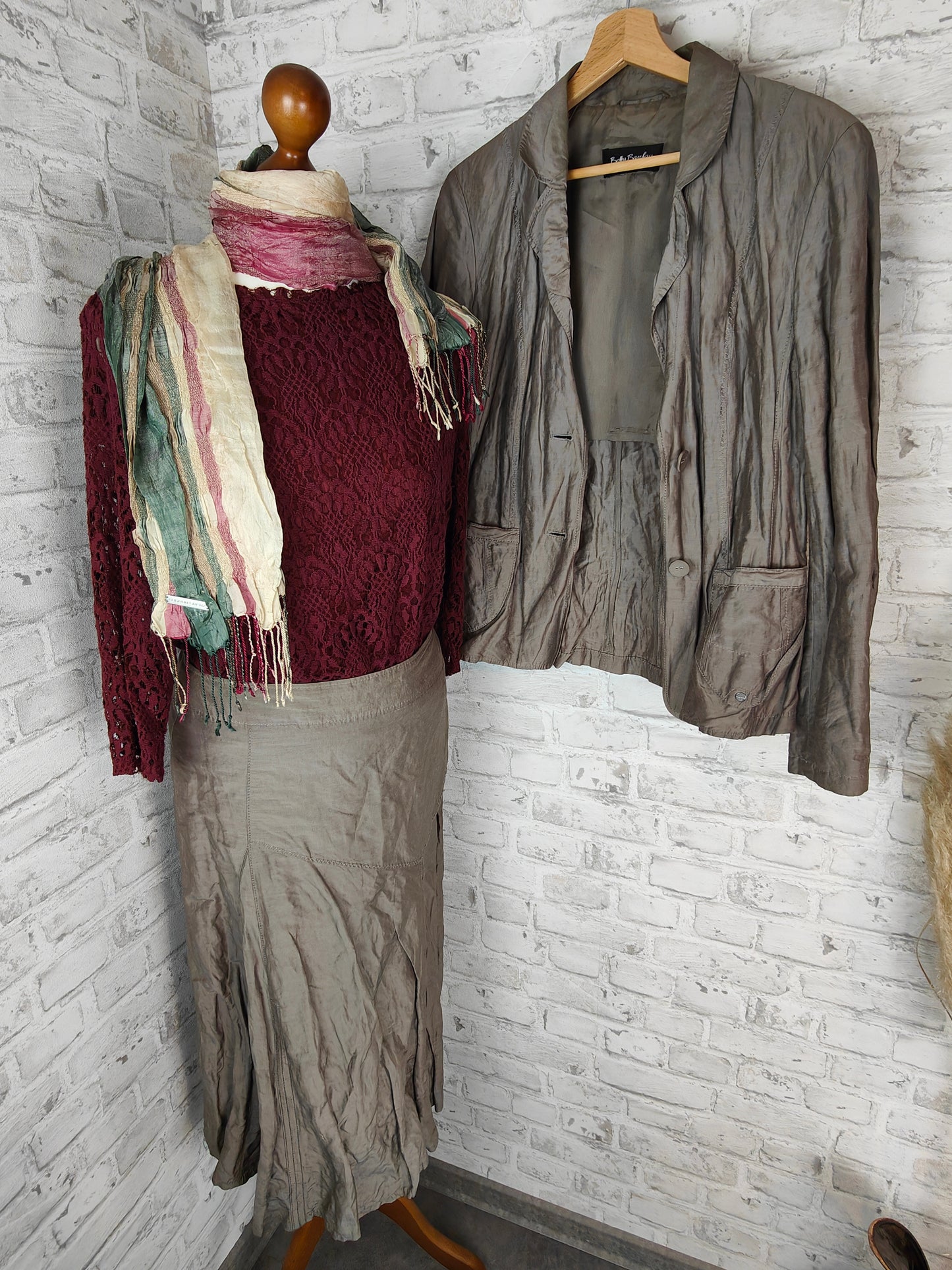 Ensemble de 4 pièces jupe et blazer au look écrasé de Betty Barclay & foulard en soie Gudrun Grenz & haut Esprit dentelle couleurs d'automne kaki argent gris chatoyant baie style affaires vêtements combinaison de look complet