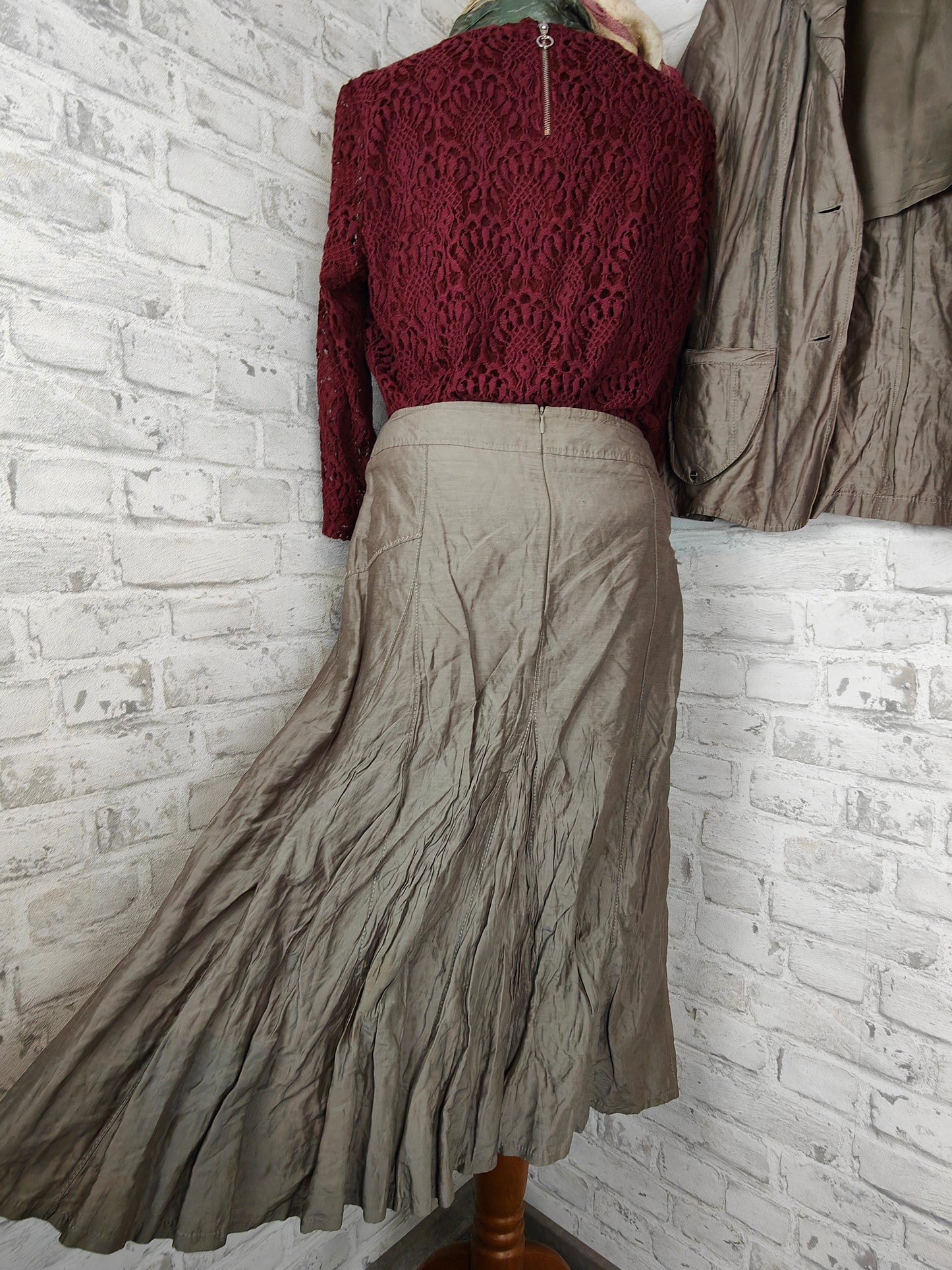 Ensemble de 4 pièces jupe et blazer au look écrasé de Betty Barclay & foulard en soie Gudrun Grenz & haut Esprit dentelle couleurs d'automne kaki argent gris chatoyant baie style affaires vêtements combinaison de look complet