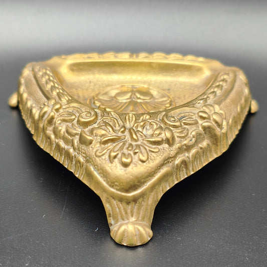 Ashtray Chippendale lion's feet shell floral relief tripod brass baroque Hollywood Regency triangular French vintage Art Nouveau