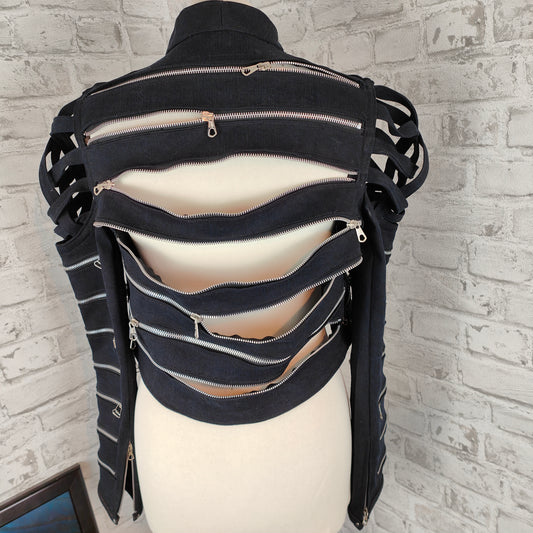 Tanja Bedekovic conçoit une veste dézippée avec fermetures éclair noires, tenue de scène, steampunk, gothique, haute couture, rock star, jeans, blazer